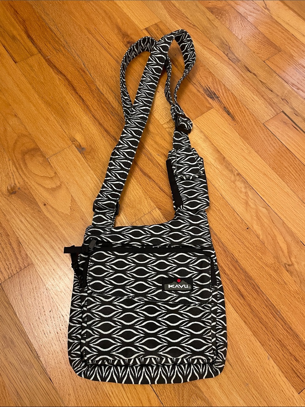 KAVU Crossbody Bag. Black/White. EUC